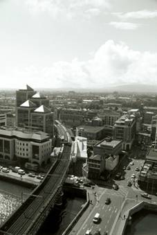 A Dart train comes from the south-side suburbs to cross the Liffey river at Butt Bridge.(c)2004 Megan O'Beirne