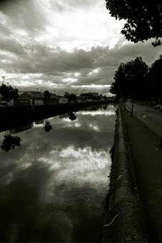 The River Liffey, looking upstream.(c)2004 Megan O'Beirne